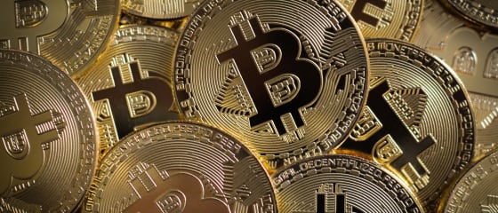Bitcoin pret tradicionālajām maksājumu metodēm tiešsaistes kazino: plusi un mīnusi